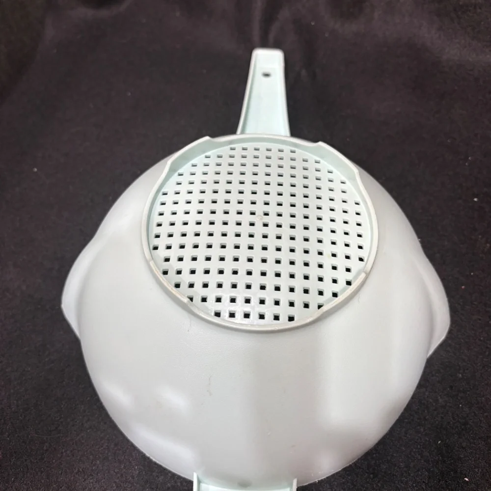 Vintage TUPPERWARE Light Blue 1 Quart Strainer Colander with Handle #1523-7